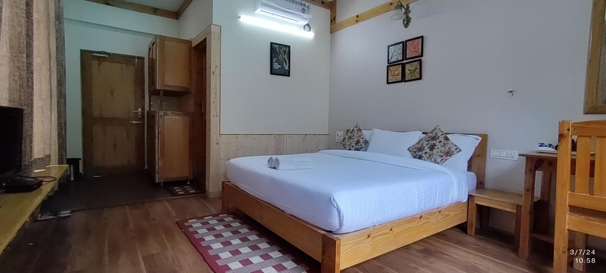 Tirthan Grand Riverside Banjar Exterior photo