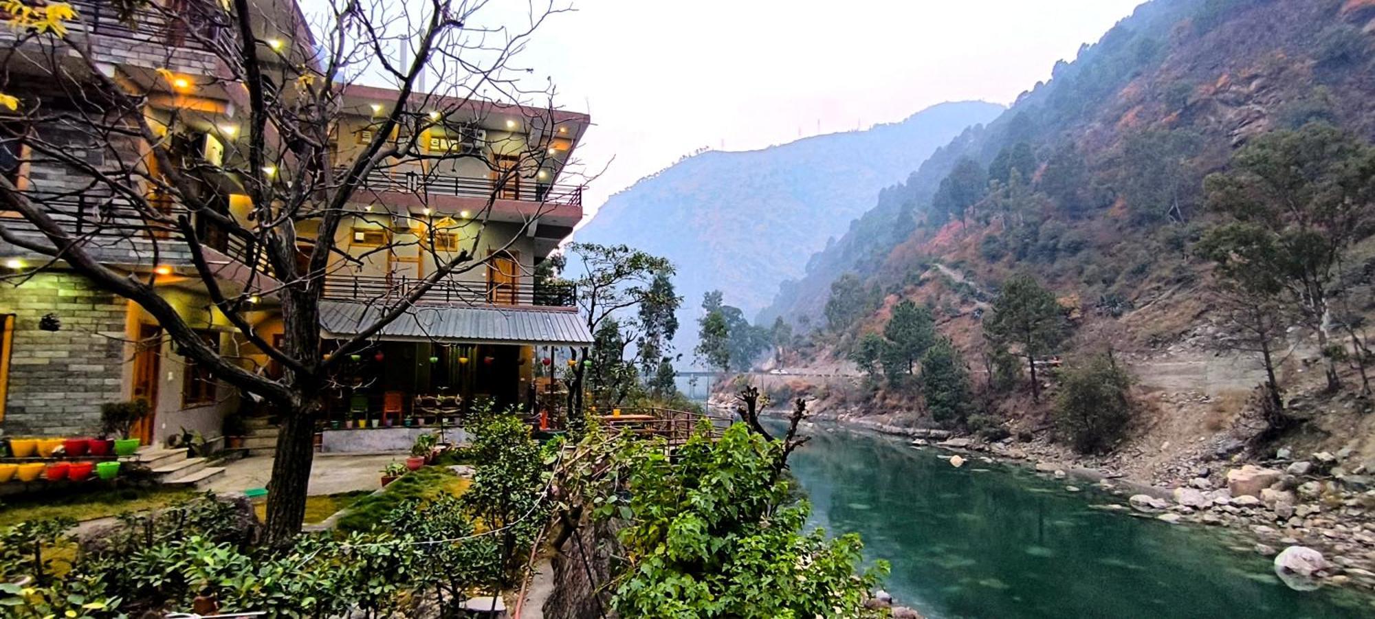 Tirthan Grand Riverside Banjar Exterior photo